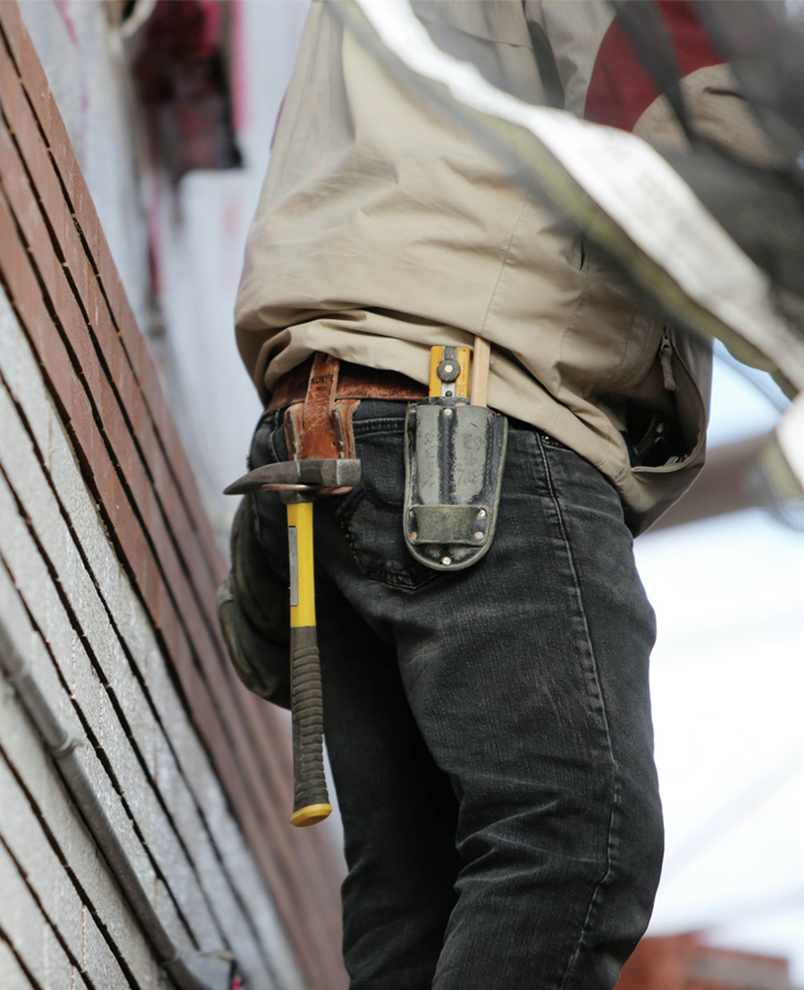 trabajador en escalera